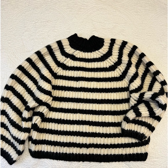 Zara wool and alpaca blend striped cardigan , front closure .Size  L - Picture 7 of 8